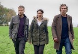 Сериал Пересекая черту / Crossing Lines (2013) - cцена 1