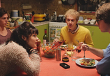 Сериал Полюби меня / Please Like Me (2013) - cцена 2
